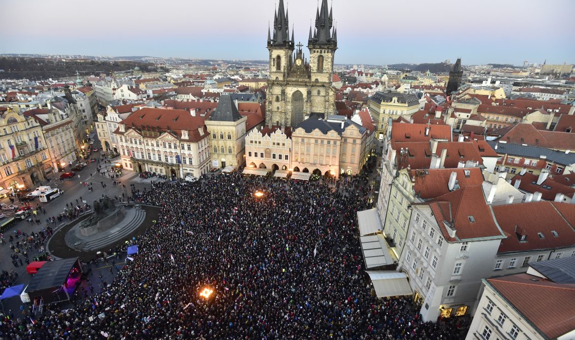 17 noviembre 2018, República Checa, Praga: Una multitud protesta "contra el odio y la mentira" y exige la renuncia del primer ministro Babis. La crisis gubernamental en República Checa eclipsó la conmemoración del 29 aniversario de la llamada Revolución de Terciopelo. Foto: Roman Vondrou·/CTK/dpa +++ dpa-fotografia +++