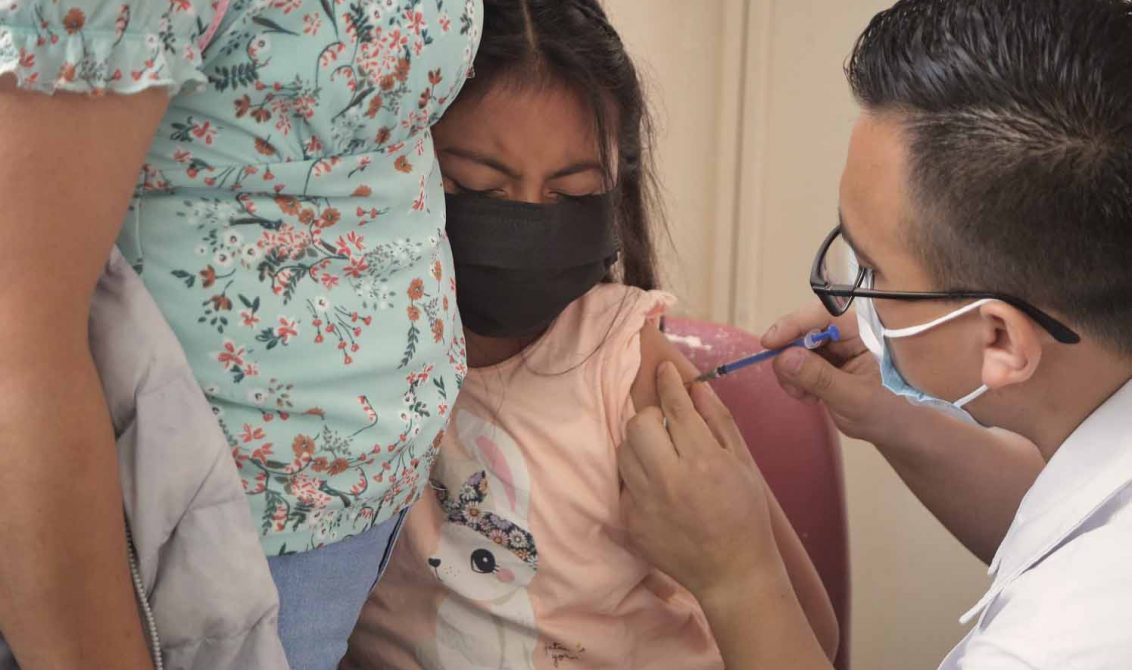 Una niña recibe la vacuna pediátrica de Pfizer en la Ciudad de México. Foto: Agencia Reforma