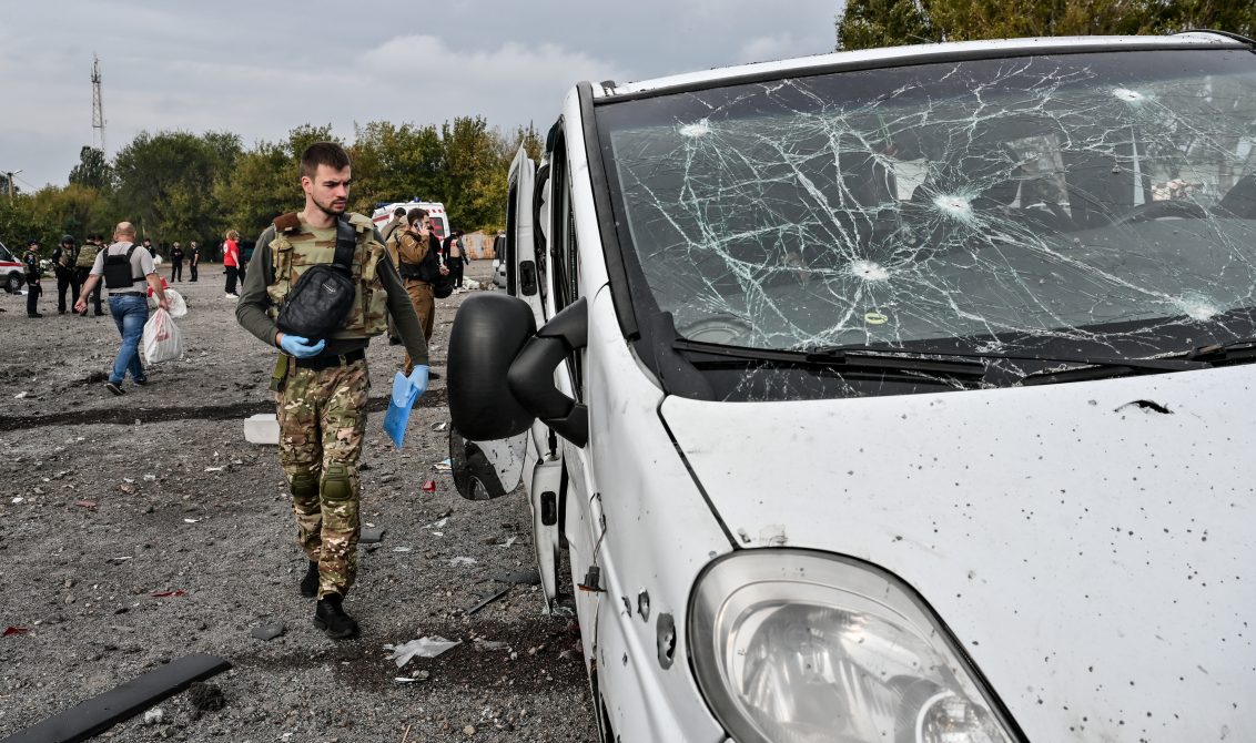 30 September 2022, Ukraine, Zaporizhzhia: Investigators examine the scene of a deadly Russian missile strike on a humanitarian convoy. At least 25 people have been killed and about 50 wounded after Russian troops fired three S-300 missiles at a humanitarian convoy near the Zaporizhzhia-Orikhiv highway. Photo: -/Ukrinform/dpa