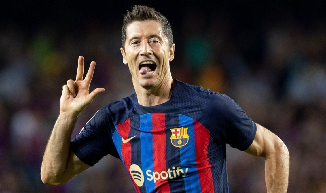 El polaco Robert Lewandowski anotó su primer hat-trick como delantero del Barcelona, ayer en la cancha del Camp Nou. Foto: Tomada de internet