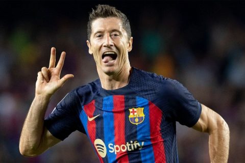 El polaco Robert Lewandowski anotó su primer hat-trick como delantero del Barcelona, ayer en la cancha del Camp Nou. Foto: Tomada de internet