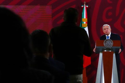 El presidente Andrés Manuel López Obrador, en la conferencia matutina desde el Salón Tesorería de Palacio Nacional en donde abordó temas relacionados con la inflación. Foto: Cuartoscuro