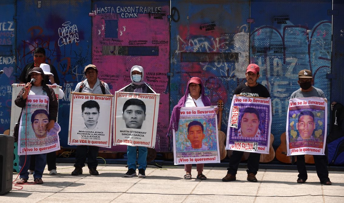 CIUDAD DE MÉXICO, 24SEPTIEMBRE2022.- Con una jornada cultura y protesta pacífica, madres, padres y estudiantes de la Normal Rural “Raúl Isidro Burgos” se manifestaron en la explanada del Monumento a la Revolución con motivo del octavo aniversario por la desaparición forzada de los 43 estudiantes normalistas de dicha escuela. Sosteniendo pancartas con la leyenda “Fue el Ejército” las y los jóvenes exigieron justicia y castigo a los culpables. FOTO: GALO CAÑAS/CUARTOSCURO.COM