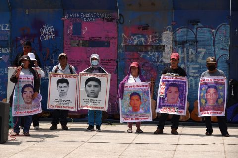 CIUDAD DE MÉXICO, 24SEPTIEMBRE2022.- Con una jornada cultura y protesta pacífica, madres, padres y estudiantes de la Normal Rural “Raúl Isidro Burgos” se manifestaron en la explanada del Monumento a la Revolución con motivo del octavo aniversario por la desaparición forzada de los 43 estudiantes normalistas de dicha escuela. Sosteniendo pancartas con la leyenda “Fue el Ejército” las y los jóvenes exigieron justicia y castigo a los culpables. FOTO: GALO CAÑAS/CUARTOSCURO.COM