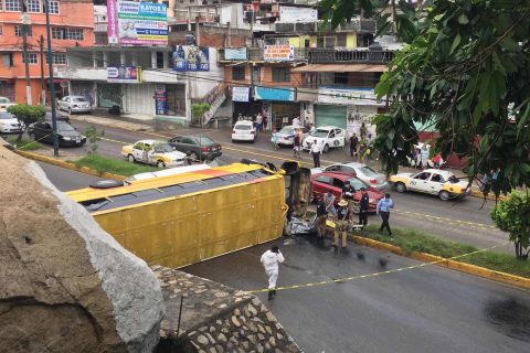 Acapulco,Gro/25 Septiembre2022/ Imagen del peritaje del camión de la ruta Hospital-Vacacional que volcó en la calzada de la caretera federal Acapulco-México frente la colonia Bonita en Acapulco; el saldo de 10 heridos y una persona que perdio la vida.Foto: Jesús Trigo