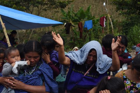 CHENALHÓ, CHIAPAS, 12OCTUBRE2022.- El campamento de personas desplazadas de comunidades de Santa Martha, Chenalhó ha ido en aumento al día de hoy 52 familias se encuentran desplazadas en total 212 personas se encuentran en un banco de arena entre Yabteclum y Pantelhó. Las personas piden que el gobierno actúe rápidamente y desarme a los grupos que mantienen sitiadas las cinco comunidades de las que son originarios, se habla de que el conflicto se inició por un desacuerdo en la repartición después de los acuerdos que firmaron junto con autoridades municipales, estatales y federales sobre las tierras en conflicto con el municipio de Chalchihuitan FOTO: ISABEL MATEOS/CUARTOSCURO.COM