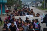 SAN CRISTÓBAL DE LAS CASAS, CHIAPAS, 26OCTUBRE2022.- Las 52 familias que se vieron forzadas a abandonar sus hogares en Santa Martha, Chenalhó, marcharon esta mañana desde el campamento provisional cercano a la comunidad de Polhó para dirigirse a la Plaza de la Paz en el municipio de San Cristóbal, donde se manifestaron en contra de la violencia y exigen al gobierno les ayude a regresar a sus casas y desarmar a los grupos civiles armados que permanecen en la región. FOTO: ISABEL MATEOS/CUARTOSCURO.COM