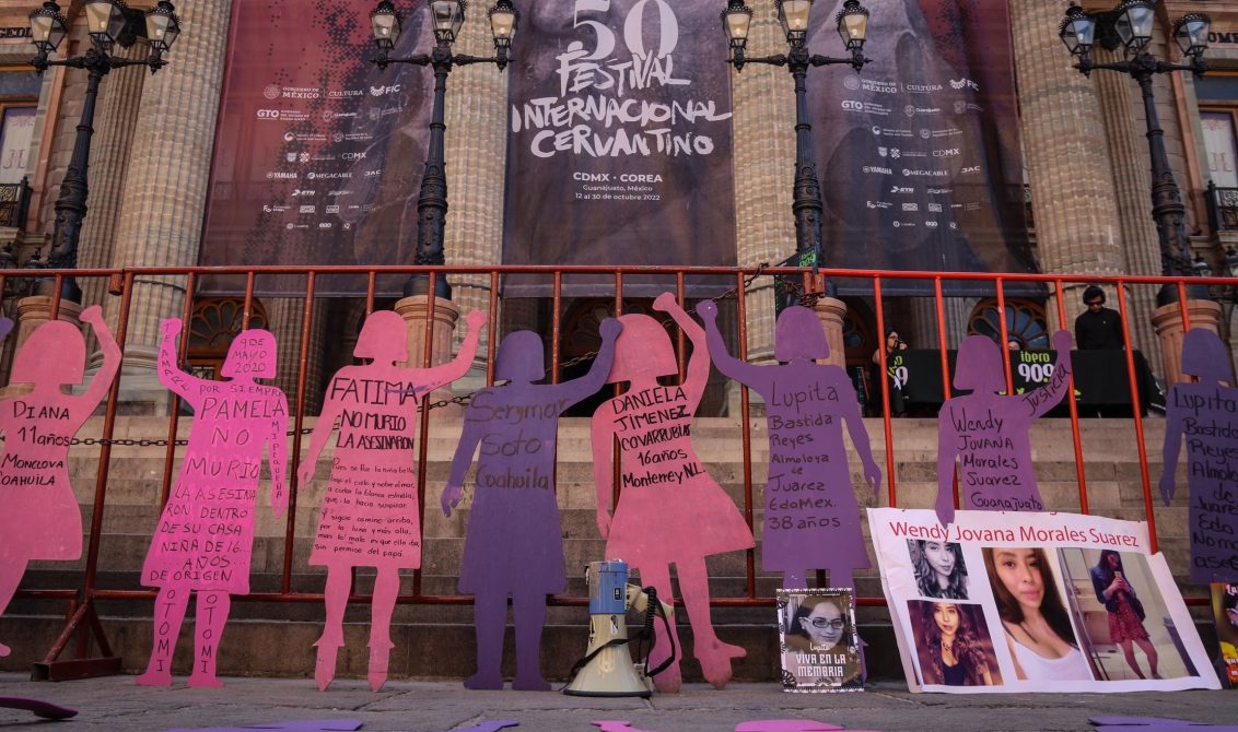 GUANAJUATO, GUANAJUATO, 29OCTUBRE2022.- Madres de víctimas de feminicidio colocaron frente al Teatro Juárez siluetas moradas y rosas que representan los nombres de sus hijas y otras mujeres asesinadas. Pedían de manera pacífica que las personas se tomaran fotos y las subieran a redes que no fueran indolentes ante su dolor y que el fin de esto no es nada contra el Cervantino es para concientizar a sus asistentes que siguen matando a mujeres en México afirmó Lorena Gutiérrez Rangel madre de Fátima Mila de 11 a los asesinada. Esta iniciativa también estuvo hace unos días en el Festival Internacional de Cine en Morelia y mañana en Monterrey. FOTO: ANDREA MURCIA /CUARTOSCURO.COM