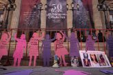 GUANAJUATO, GUANAJUATO, 29OCTUBRE2022.- Madres de víctimas de feminicidio colocaron frente al Teatro Juárez siluetas moradas y rosas que representan los nombres de sus hijas y otras mujeres asesinadas. Pedían de manera pacífica que las personas se tomaran fotos y las subieran a redes que no fueran indolentes ante su dolor y que el fin de esto no es nada contra el Cervantino es para concientizar a sus asistentes que siguen matando a mujeres en México afirmó Lorena Gutiérrez Rangel madre de Fátima Mila de 11 a los asesinada. Esta iniciativa también estuvo hace unos días en el Festival Internacional de Cine en Morelia y mañana en Monterrey. FOTO: ANDREA MURCIA /CUARTOSCURO.COM