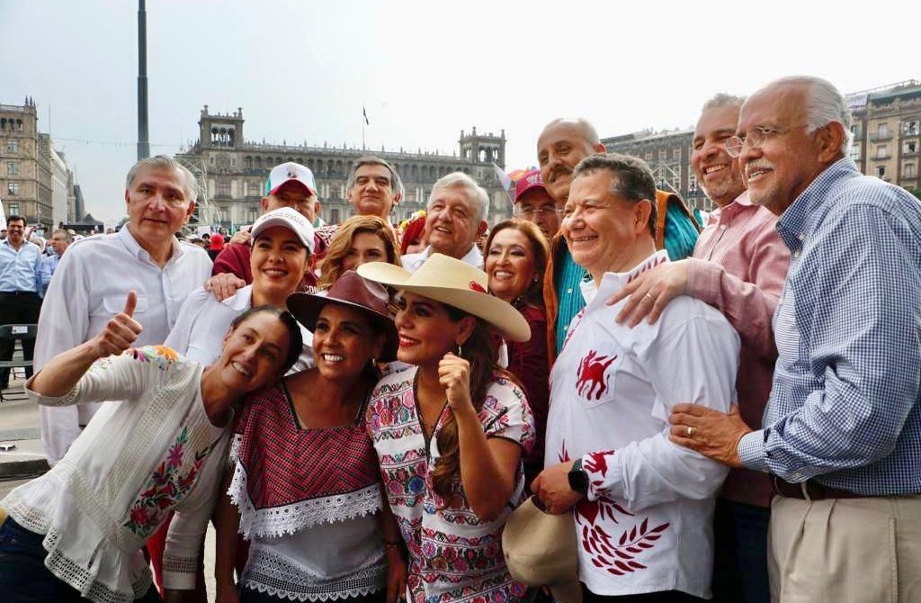 CIUDAD DE MÉXICO, 27NOVIEMBRE2022.- Andrés Manuel López Obrador, presidente de México, durante su concentración en el zócalo con motivo de su cuarto año de gobierno posa junto a: Claudia Sheinbaum. jefa de Gobierno de la capital; Adán Augusto López, secretario de Gobernación; y los gobernadores de Morena: Indira Vizcaíno Silva (Colima); Mara Lezama (Quintana Roo); Evelyn Salgado (Guerrero); Marina del Pilar (Baja California); Víctor Manuel Castro (Baja California Sur); Américo Villarreal (Tamaulipas); Lorena Cuéllar (Tlaxcala); Rubén Rocha (Sinaloa); Carlos Manuel Merino (Tabasco); Julio Menchaca (Hidalgo); Alfredo Ramírez Bedolla (Michoacán), y Miguel Ángel Navarro (Nayarit). FOTO: ESPECIAL/CUARTOSCURO.COM