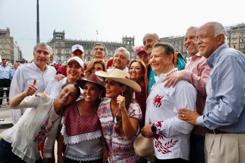 CIUDAD DE MÉXICO, 27NOVIEMBRE2022.- Andrés Manuel López Obrador, presidente de México, durante su concentración en el zócalo con motivo de su cuarto año de gobierno posa junto a: Claudia Sheinbaum. jefa de Gobierno de la capital; Adán Augusto López, secretario de Gobernación; y los gobernadores de Morena: Indira Vizcaíno Silva (Colima); Mara Lezama (Quintana Roo); Evelyn Salgado (Guerrero); Marina del Pilar (Baja California); Víctor Manuel Castro (Baja California Sur); Américo Villarreal (Tamaulipas); Lorena Cuéllar (Tlaxcala); Rubén Rocha (Sinaloa); Carlos Manuel Merino (Tabasco); Julio Menchaca (Hidalgo); Alfredo Ramírez Bedolla (Michoacán), y Miguel Ángel Navarro (Nayarit). FOTO: ESPECIAL/CUARTOSCURO.COM