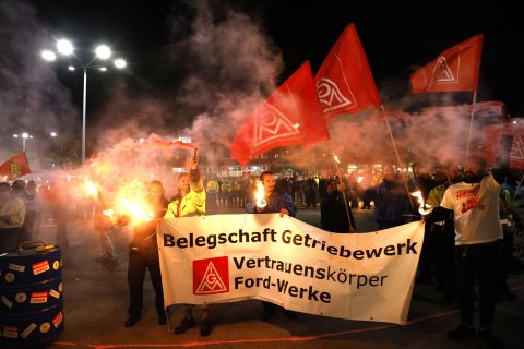 03 November 2022, North Rhine-Westphalia, Cologne: Ford workers gather for an all-night rally by the IG-Metall union at the Ford plant site in Cologne. Photo: Thomas Banneyer/dpa