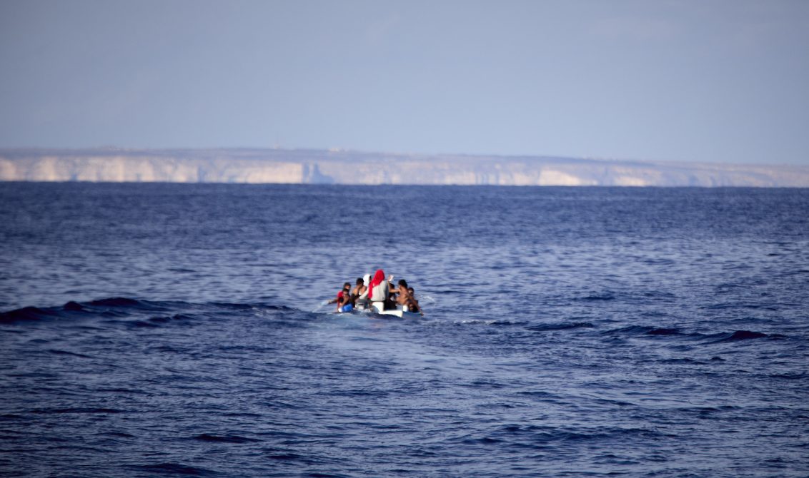 Cuatro muertos tras lanzarse un grupo de migrantes al agua en el Mediterráneo. Al menos cuatro personas han muerto y dos más se encuentran desaparecidas tras lanzarse al agua varios migrantes para evitar ser rescatados en la zona argelina del Mediterráneo, según informan las autoridades italianas. SOCIEDAD Jesús Hellín - Europa Press