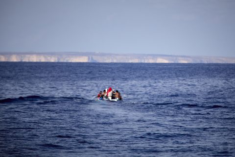 Cuatro muertos tras lanzarse un grupo de migrantes al agua en el Mediterráneo. Al menos cuatro personas han muerto y dos más se encuentran desaparecidas tras lanzarse al agua varios migrantes para evitar ser rescatados en la zona argelina del Mediterráneo, según informan las autoridades italianas. SOCIEDAD Jesús Hellín - Europa Press