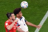 21 November 2022, Qatar, Al Rayyan: Wales' Gareth Bale (L) and USA's Tyler Adams battle for the ball during the FIFA World Cup Qatar 2022 Group B soccer match between USA and Wales at Al Rayyan Stadium. Photo: Martin Rickett/PA Wire/dpa