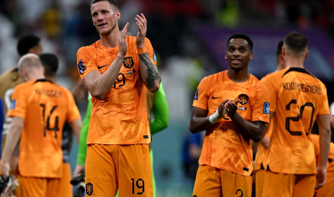 29 November 2022, Qatar, Al Khor: (L-R) Netherlands' Davy Klaassen , Wout Weghorst, Jurrien Timber and Teun Koopmeiners celebrate after the final whistle of the FIFA World Cup Qatar 2022 Group A soccer match between the Netherlands and Qatar at Al Bayt Stadium. Photo: Robert Michael/dpa