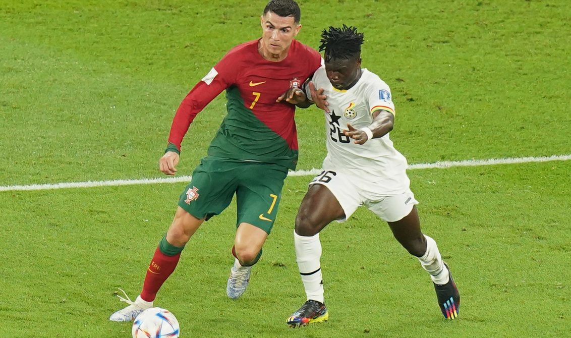 24 November 2022, Qatar, Doha: Portugal's Cristiano Ronaldo (L) and Ghana's Alidu Seidu battle for the ball during the FIFA World Cup Qatar 2022 Group H soccer match between Portugal and Ghana at Stadium 974. Photo: Adam Davy/PA Wire/dpa