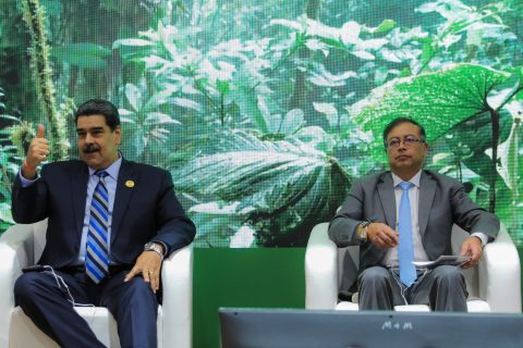 HANDOUT - 08 November 2022, Egypt, Sharm El-Sheikh: Nicolas Maduro (L), Venezuela's President, holds a meeting with Gustavo Petro, Colombia's President, during the 2022 United Nations Climate Change Conference COP27 at the International Convention Center. Photo: Jhonn Zerpa/Prensa Miraflores/dpa - ATTENTION: editorial use only and only if the credit mentioned above is referenced in full