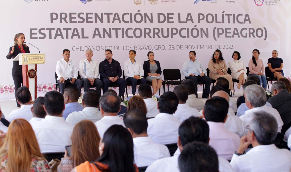 jnt Ludwig Casarrubias gobernadora Evelyn Salgado Peagro.jpg: Chilpancingo, Guerrero 28 de noviembre del 2022// La gobernadora Evelyn Salgado Pineda en la explanada del Recinto del Poder Ejecutivo del estado en la presentación de la Política Estatal Anticorrupción (Peagro), en la gráfica integrante del Comité de Participación Ciudadana del Sistema Estatal Anticorrupción del Estado de Guerrero Ignacio Rendón; el titular de la Secretaría de Contraloría y Transparencia Gubernamental Eduardo Loría; el secretario general de Gobierno, Ludwig Marcial Reynoso; el secretario técnico del Sistema Nacional Anticorrupción Roberto Moreno; la diputada del PRD y presidenta de la Mesa Directiva del Congreso del Estado Yanelly Hernández; el presidente del TSJ Raymundo Casarrubias; la consejera del Comité de Participación Ciudadana del Sistema Nacional Anticorrupción Vania Pérez; la Fiscal General Sandra Luz Valdovinos; la alcaldesa de Chilpancingo Norma Otilia Hernández y la secretaria técnica del Sistema Estatal Anticorrupción, Itzel Figueroa. Foto: Jessica Torres Barrera