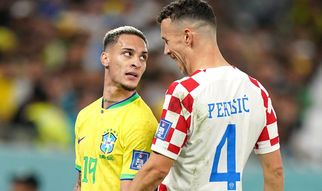 09 December 2022, Qatar, Al-Rayyan: Brazil's Antony (L) and Croatia's Ivan Perisic appear to confront each other during the extra time of the FIFA World Cup Qatar 2022 Quarter-Final soccer match between Croatia and Brazil at the Education City Stadium in Al Rayyan. Photo: Mike Egerton/PA Wire/dpa