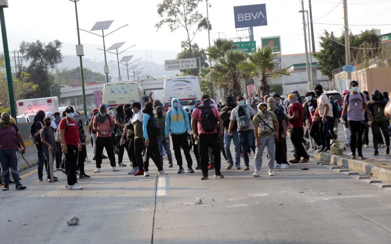 Estudiantes de la escuela normal rural de Ayotzinapa en espera de los policías estatales después del enfrentamiento en la carretera nacional México-Acapulco a la altura del congreso del estado t Foto: José Luis de la Cruz